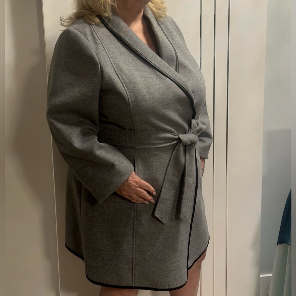 In Every Story 2X Gray Transitions Wrap Coat with Self Tie Belt Black Trim🆕 - Picture 16 of 16
